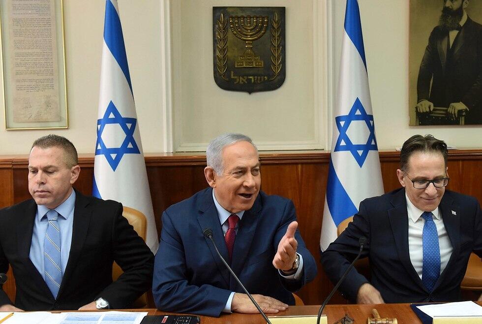 Секретарь правительства рядом с Нетаниягу (справа). Фото: АР