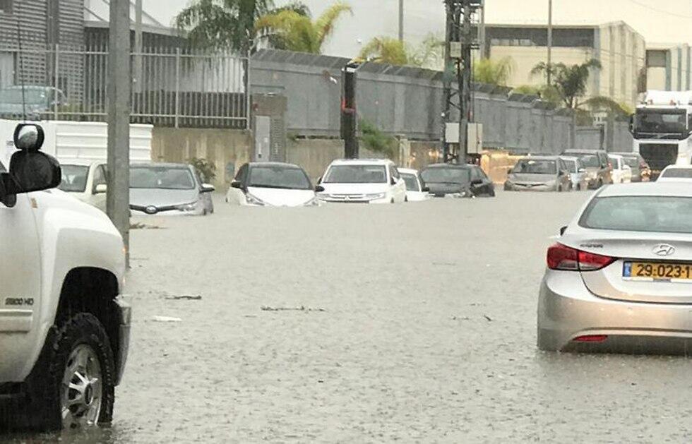 Flooding in Yavne (צילום: עודד פרי) Flooding in Yavne