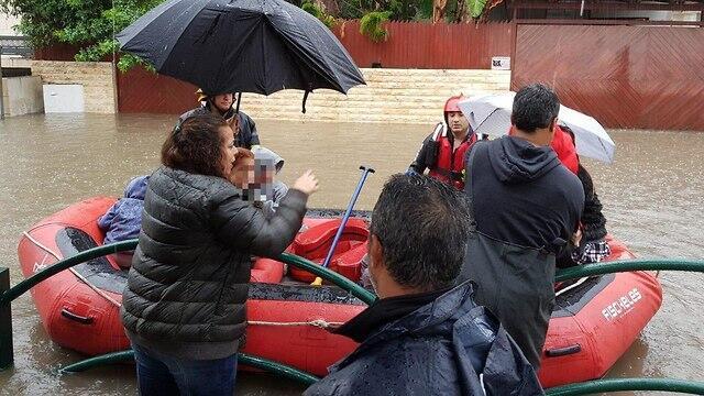 Спасение детей в Реховоте. Фото: муниципалитет Реховота