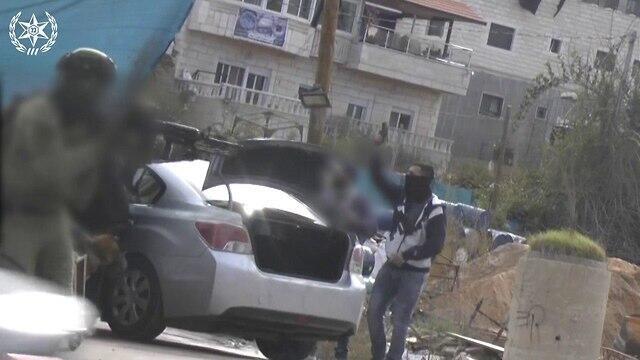 Спецназ задерживает подозреваемого. Фото: пресс-служба полиции (צילום: דוברות המשטרה) Спецназ задерживает подозреваемого. Фото: пресс-служба полиции