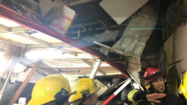 Рухнувший корпус в Атароте. Фото: пресс-служба Пожарной охраны (צילום: דוברות כבאות והצלה מחוז ירושלים) Рухнувший корпус в Атароте. Фото: пресс-служба Пожарной охраны