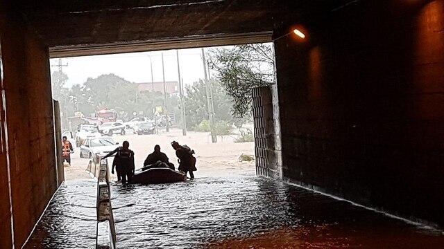 Эвакуация жителей. Фото: служба спасения (צילום: דוברות כבאות הצלה מחוז מרכז) Эвакуация жителей. Фото: служба спасения