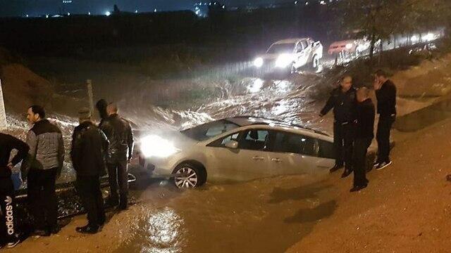 Автомобиль застрял в ливневом потоке в Кафр-Тамра. Фото: пресс-служба пожарной охраны