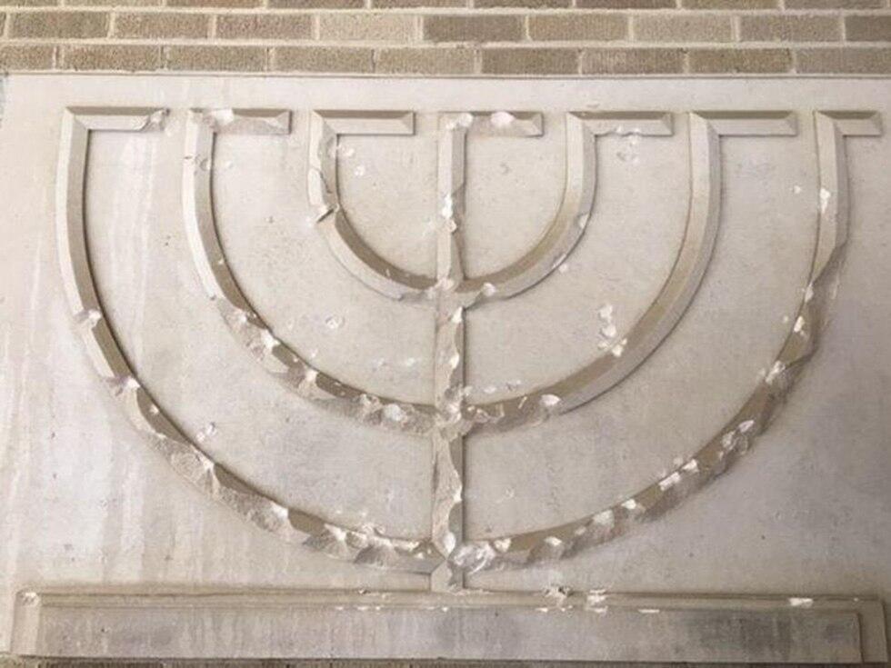 Menorah vandalized at Michigan synagogue (צילום: WWMT ) Menorah vandalized at Michigan synagogue