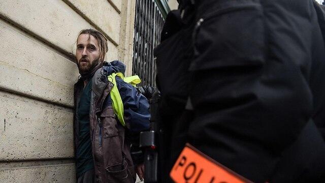 Арест участника беспорядков. Фото: AFP