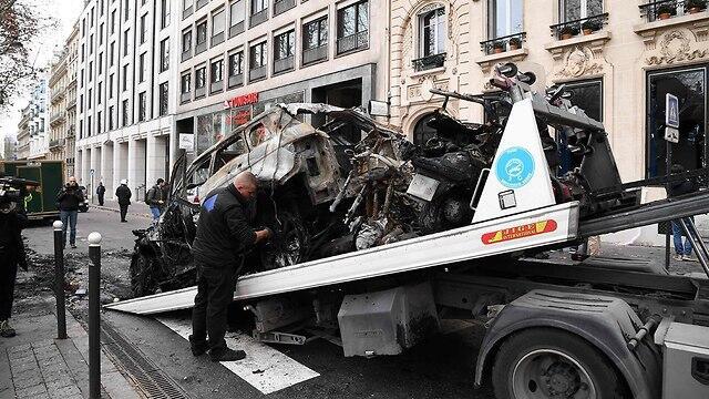 Париж после выступлений "желтых жилетов". Фото: AFP
