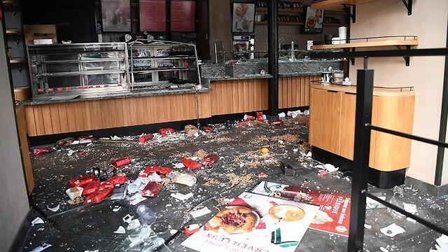 Париж после выступлений "желтых жилетов". Фото: AFP