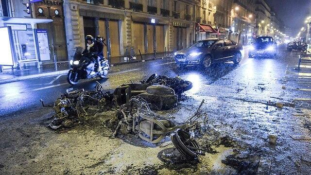 Париж после выступлений "желтых жилетов". Фото: AFP