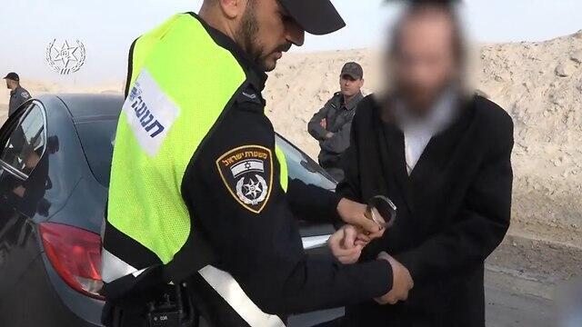 Задержание водителя раввина Берланда. Фото: пресс-служба полиции (צילום: דוברות המשטרה ) Задержание водителя раввина Берланда. Фото: пресс-служба полиции