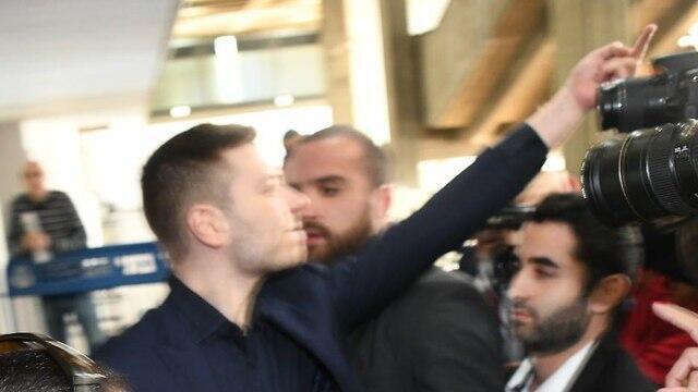 Yair Netanyahu giving protesters the finger outside the courtroom (צילום: יאיר שגיא) Yair Netanyahu giving protesters the finger outside the courtroom