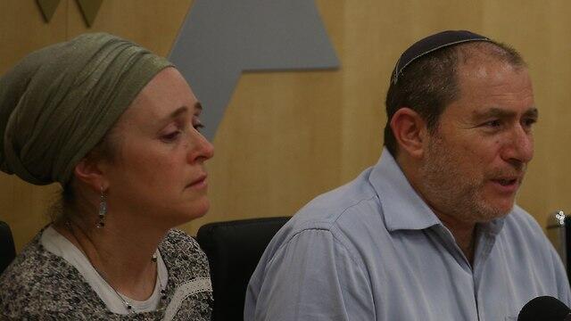 Родители Ширы, тяжело раненной в теракте.  Фото: Охад Цвайгенберг