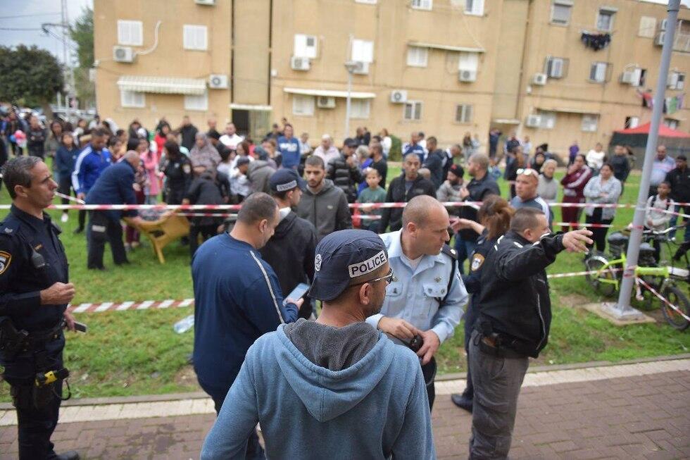 У дома, где было совершено убийство. Фото: пресс-служба полиции