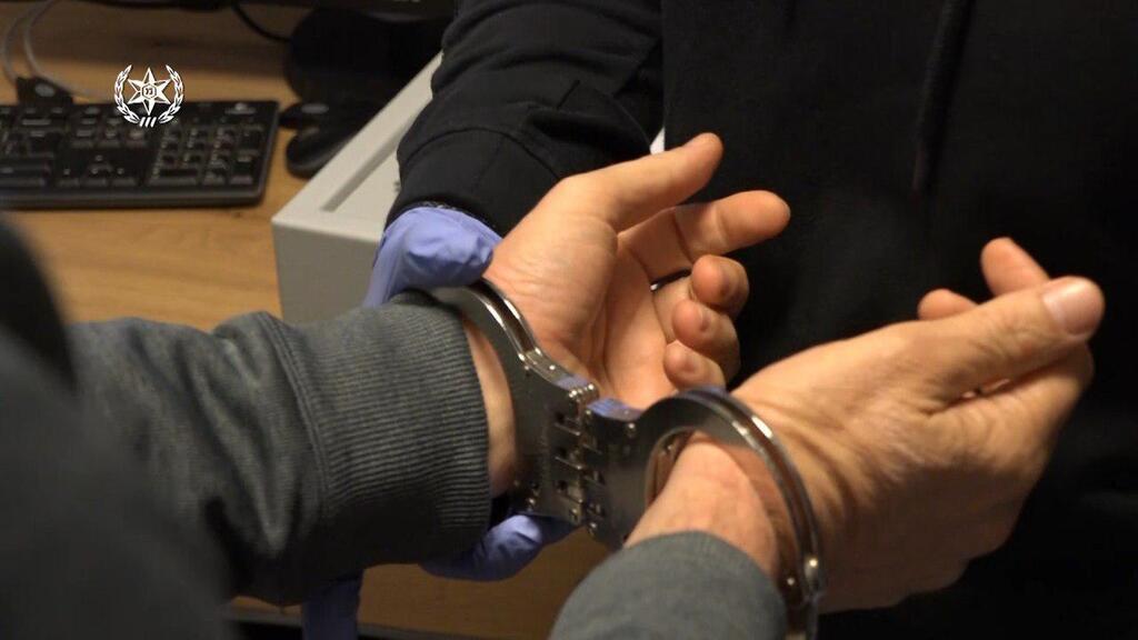 Задержанный в наручниках. Иллюстрация (Фото: пресс-служба полиции) הותר לפרסום: בתום חקירה סמויה של משטרת ישראל, גל מעצרים של חברי רשת הימורים בלתי חוקיים, הלוואות בריבית וגביית חובות אלימה