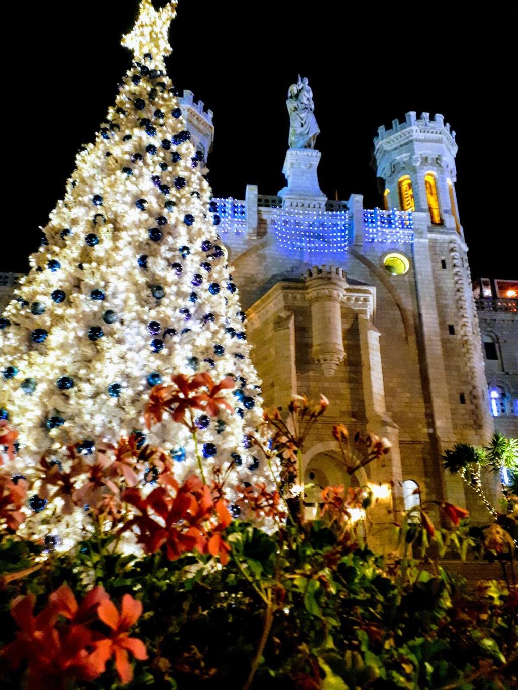 Елка возле Notre Dame de Jerusalem несколько лет назад. Фото: Юлия Хович (Фото: Юлия Хович) Елка возле Notre Dame de Jerusalem несколько лет назад. Фото: Юлия Хович