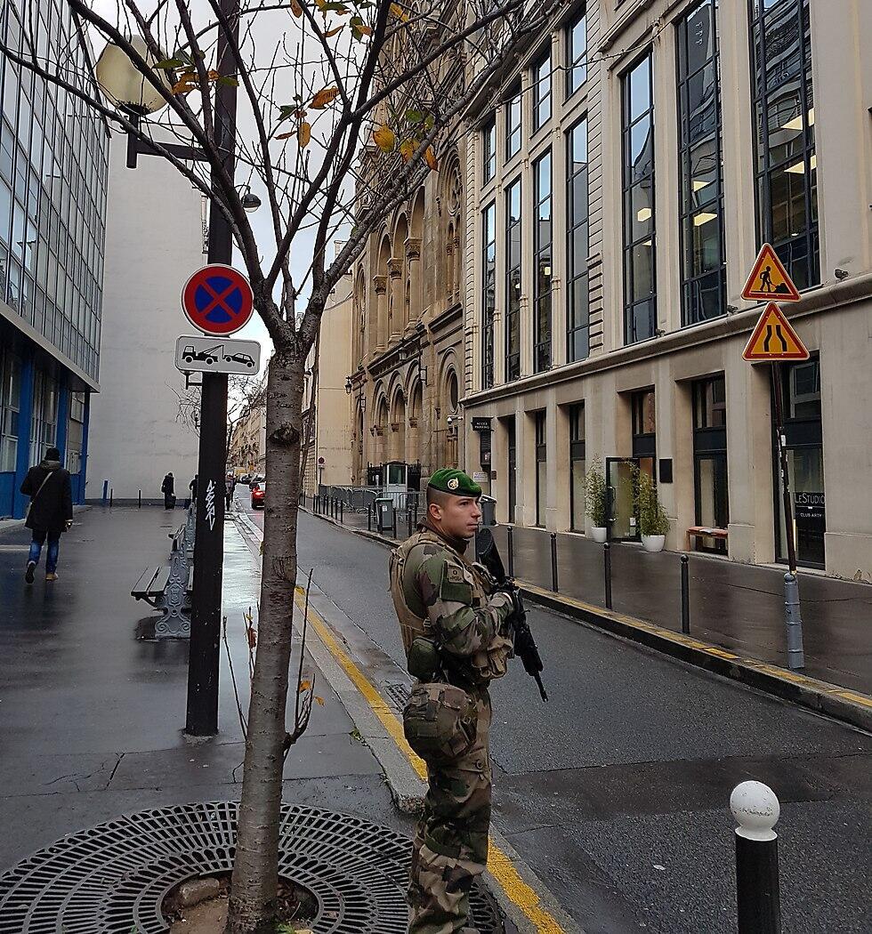 A French soldier guards a synagogue