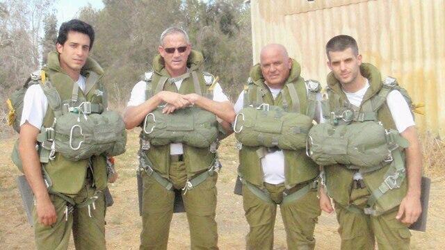 Моше и его сыновья Эяль и Рои с экс-главой генштаба Бени Ганцем