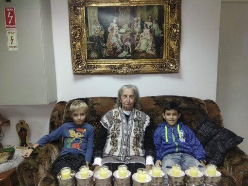 Мирьям Ваксман с двумя героями этой истории. Фото предоставлено муниципалитетом Кирьят-Моцкина (Фото предоставлено муниципалитетом Кирьят-Моцкина) Мирьям Ваксман с двумя героями этой истории. Фото предоставлено муниципалитетом Кирьят-Моцкина