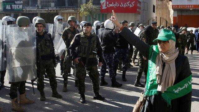 Hamas protester at a rally in Hebron (צילום: רויטרס) Hamas protester at a rally in Hebron