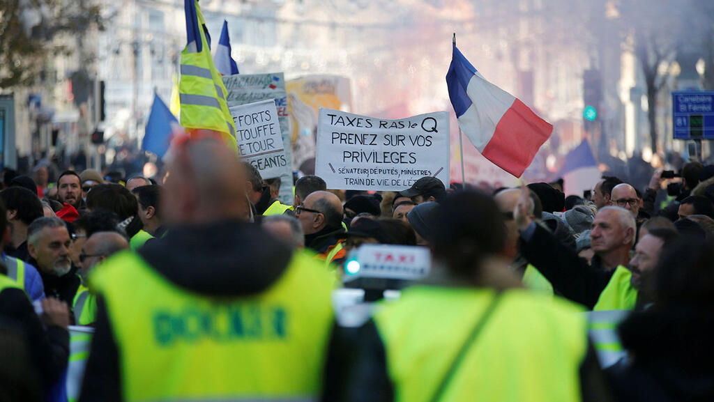 מחאה בפריז ליד שער הניצחון