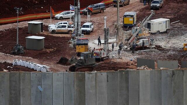 Israeli military equipment works on the Lebanese-Israeli border next to a wall Israel built (Photo: AP) Israeli military equipment works on the Lebanese-Israeli border next to a wall Israel built