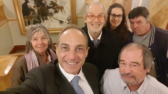 Эди Кукерман (слева) и Андреа Мотта (справа) после вынесения оправдательного вердикта. На заднем плане в центре - адвокат Венсан Шапироnullnull Эди Кукерман (слева) и Андреа Мотта (справа) после вынесения оправдательного вердикта. На заднем плане в центре - адвокат Венсан Шапиро