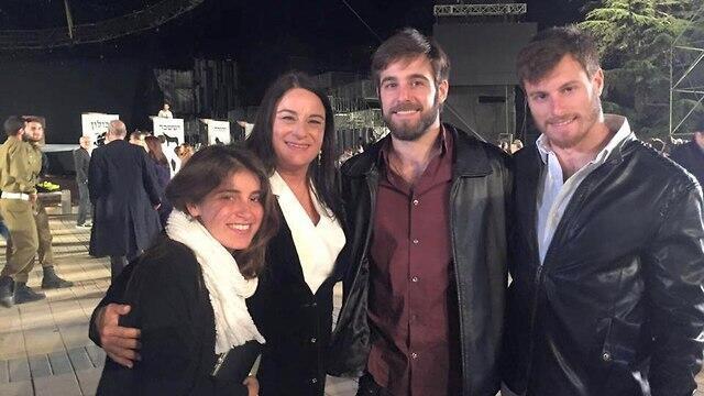 Рона и ее дети. Фото: Фонд Рамона (באדיבות קרן רמון ) Рона и ее дети. Фото: Фонд Рамона