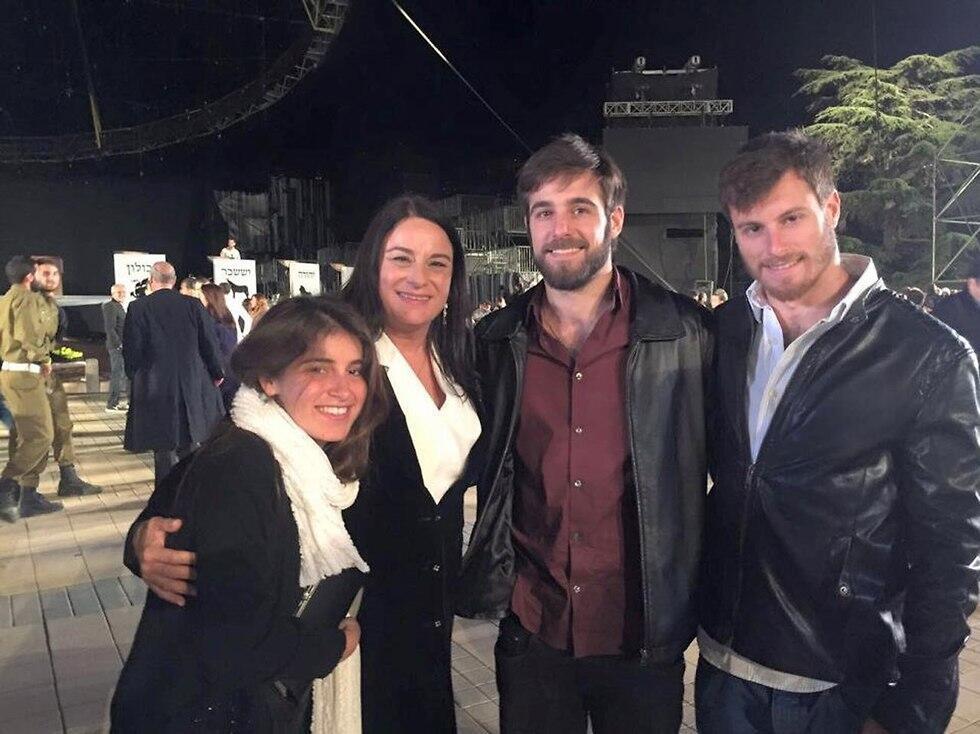 Рона Рамон с детьми. Фото: Ramon Foundation (באדיבות קרן רמון ) Рона Рамон с детьми. Фото: Ramon Foundation