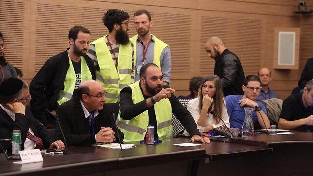 "Желтые жилеты" на заседании экономической комиссии кнессета. Фото: Ицхак Харари, пресс-служба кнессета