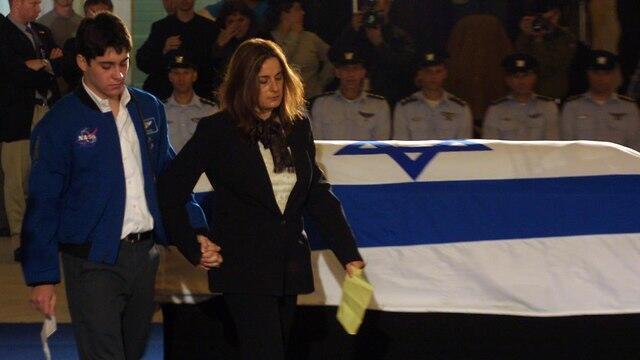 Рона и ее сын Асаф у гроба Илана Рамона. Фото: ЕРА (צילום: EPA) Рона и ее сын Асаф у гроба Илана Рамона. Фото: ЕРА