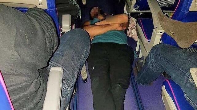 Спящий гражданин в проходе самолета