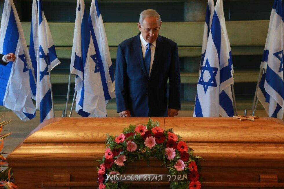 Биньямин Нетаниягу на церемонии прощания. Фото: Моти Кимхи (צילום: מוטי קמחי) Биньямин Нетаниягу на церемонии прощания. Фото: Моти Кимхи