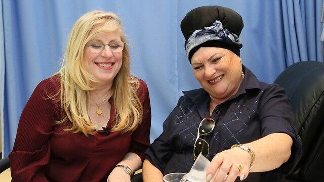 Янка Давид (справа) наконец может пользоваться больной рукой - после 15 лет страданий. Фото: пресс-служба "Рамбам" (צילום: דוברות רמב"ם) Янка Давид (справа) наконец может пользоваться больной рукой - после 15 лет страданий. Фото: пресс-служба "Рамбам"