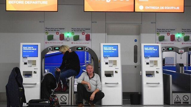 Пассажиры в аэропорту Гатвик. Фото: AP