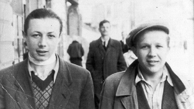 Simcha Rotem (L) in Warsaw, 1943 