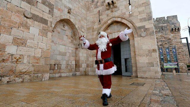 Санта-Клаус у стен Старого города Иерусалима. Фото: AFP