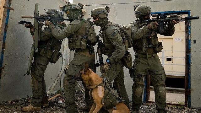 Бойцы спецназа пограничной полиции и Рэмбо. Фото: пресс-служба полиции