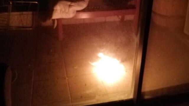 Бутылка с зажигательной смесью загорелась на балконе. Фото: семья Гивон