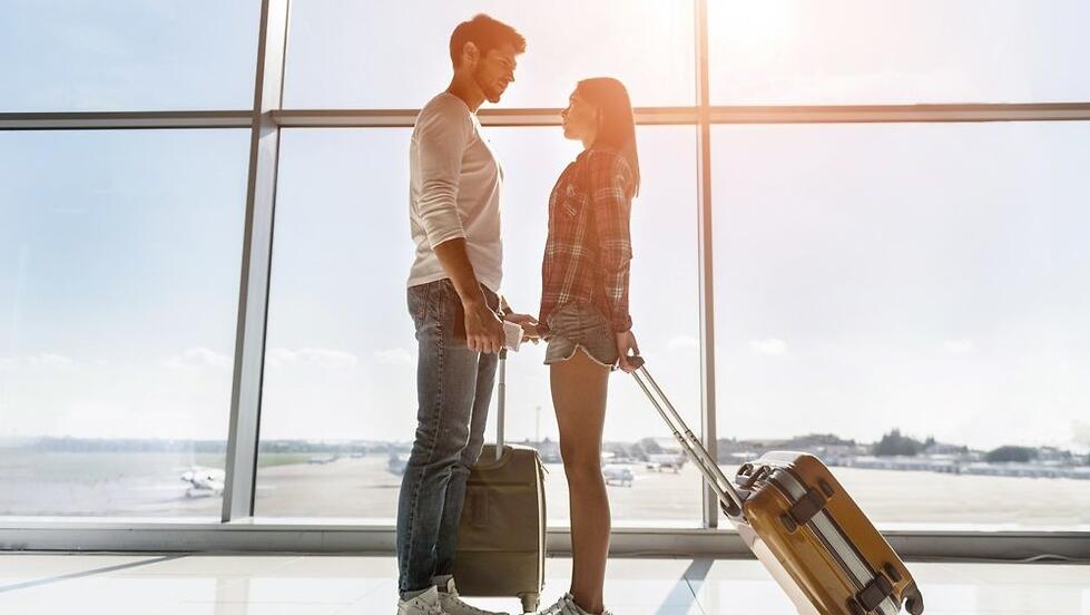 If I knew for certain that this person wanted me and wasn’t going to disappear, would I still want them just as intensely? (Photo: Shutterstock) זוג רומנטי בשדה התעופה