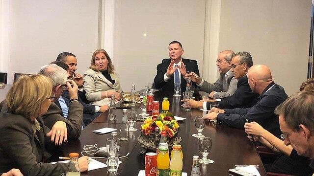 Спикер кнессета совещается с представителями оппозиции