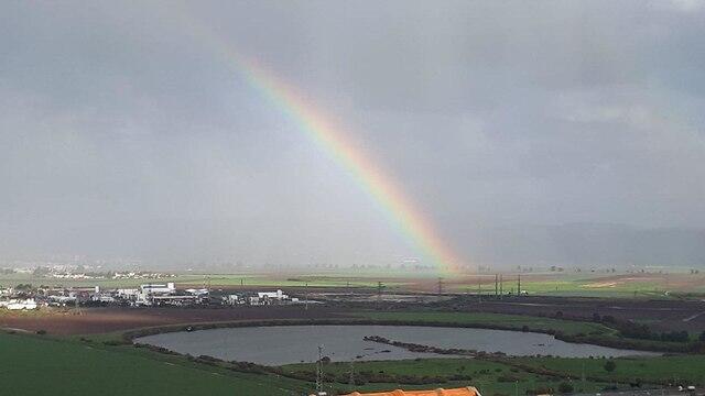 Радуга над Нешером. Фото: Перах Офек