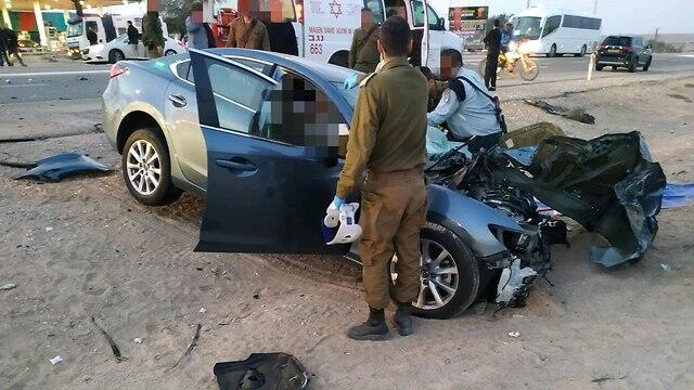 Легковой автомобиль после столкновения с грузовиком на шоссе № 90 у Эйн-Яхава. Фото: оперативная съемка МАДА