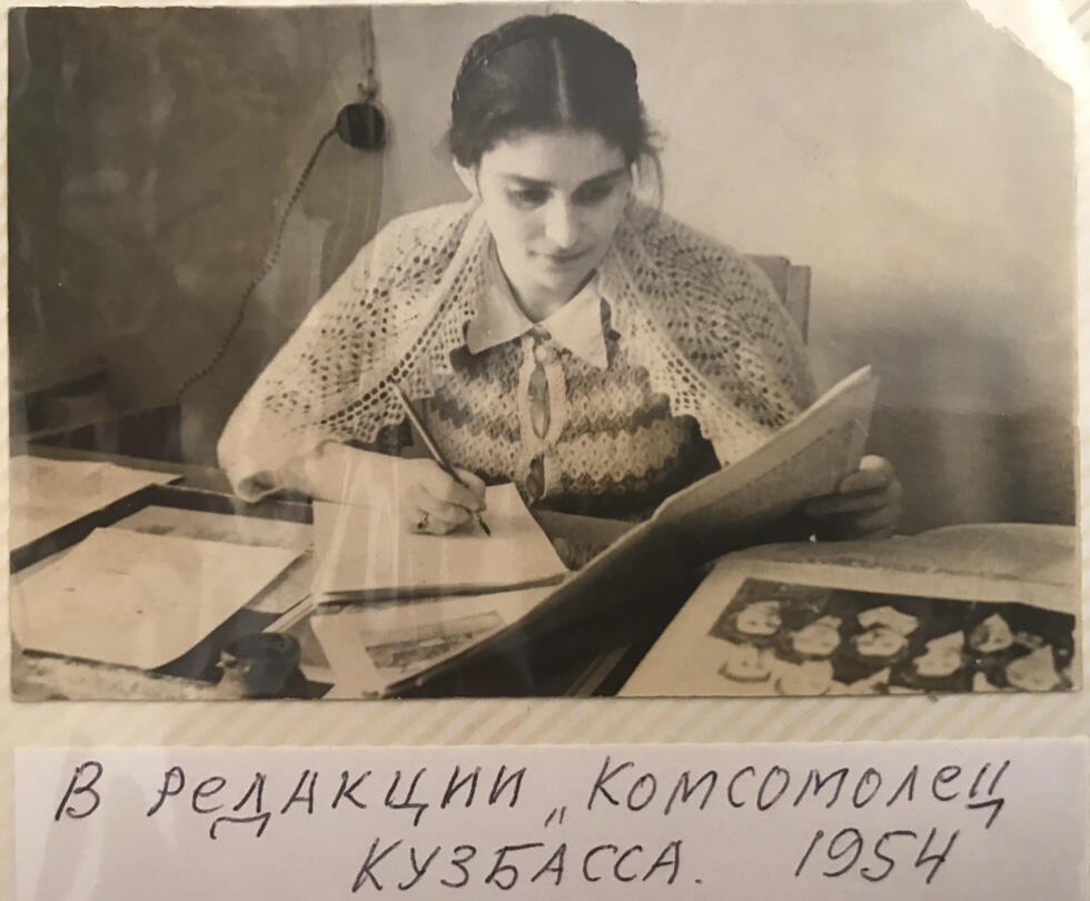 Белла на работе в редакции, 1954 год