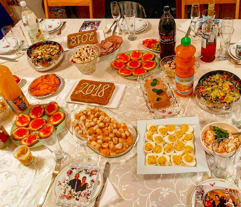 Новогодний стол в доме Аркадия Портного. Фото из личного архива