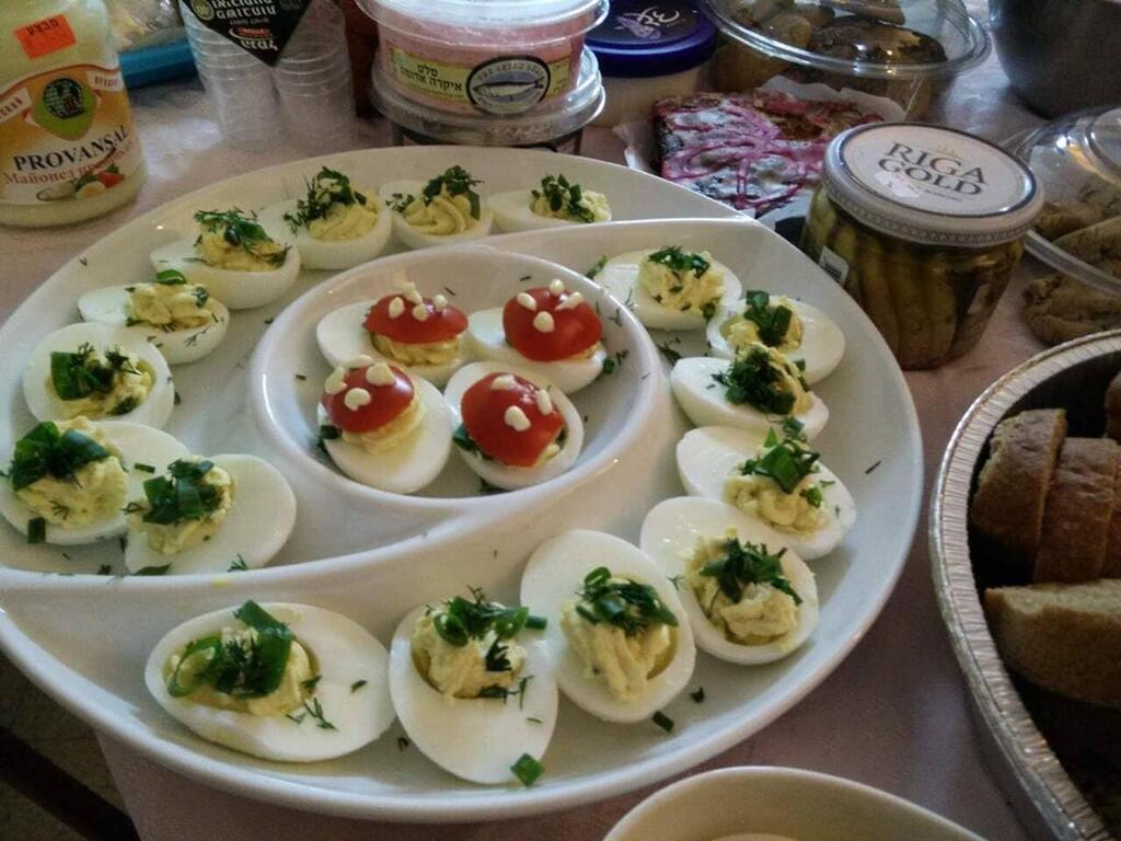 Чем только гостей не угощают в Новый год. Фото: семейный архив