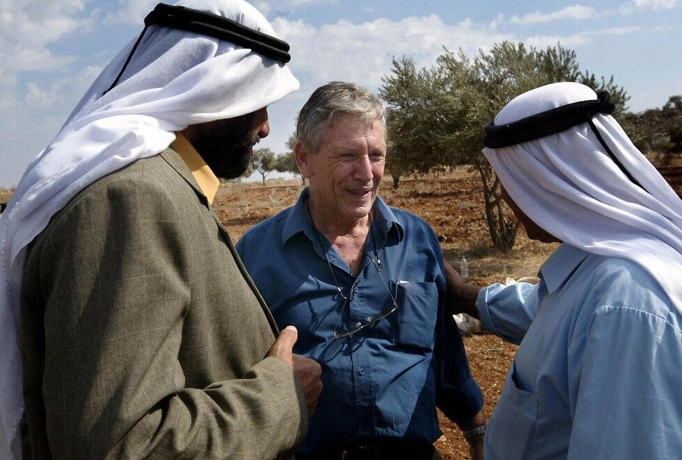 Amos Oz with Palestinians after an olive harvest in 2002