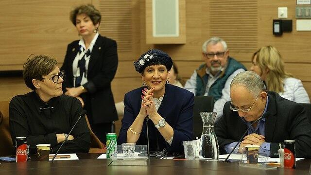 Шули Муалем (в центре). Фото: Амит Шааби (צילום: עמית שאבי) Шули Муалем (в центре). Фото: Амит Шааби