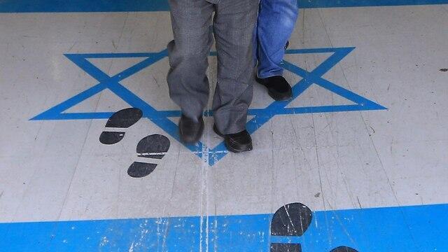 Израильский флаг под ногами иорданцев. Фото: AFP