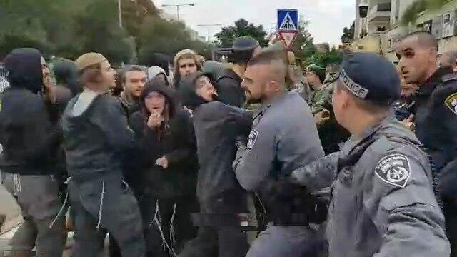 Столкновения поселенцев с полицией