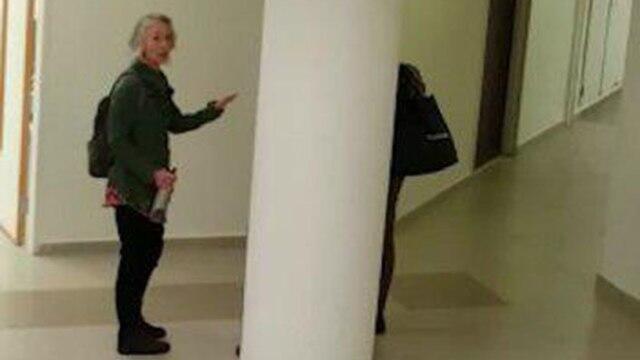 Лектор отчитывает студентку в военной форме