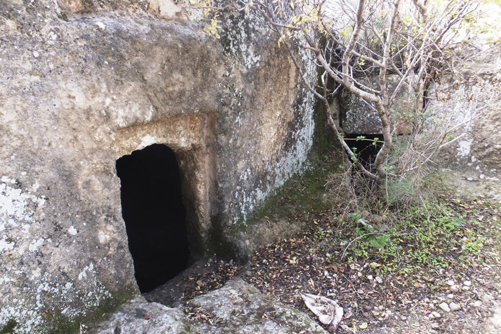 Почувствуйте себя археологом: это древнее захоронение. Фото: Леон Левитас